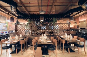 3 restaurantes; se sirve desayuno, almuerzo y cena; cocina india