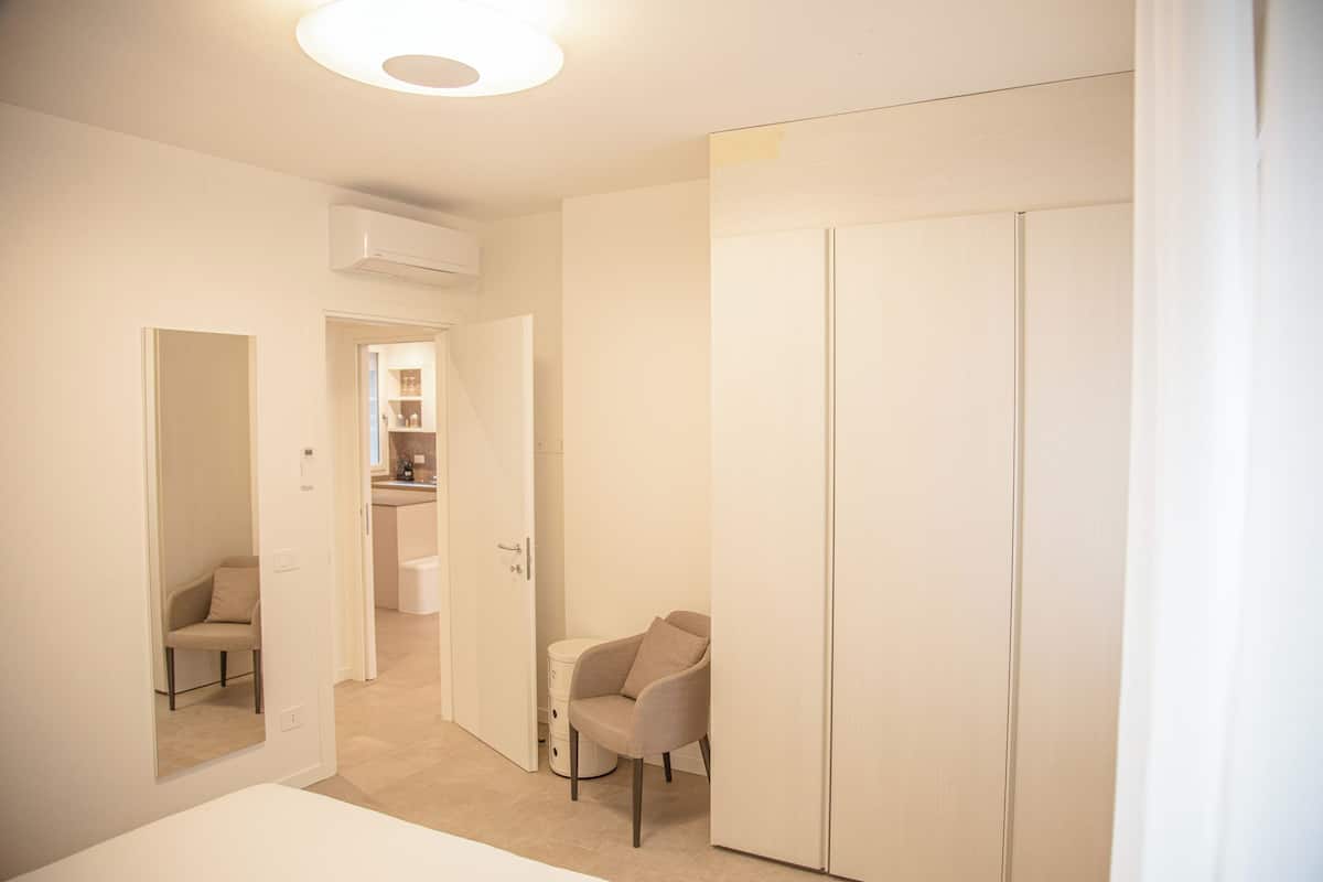 Deluxe appartement | Een minibar, een kluis op de kamer, verduisterende gordijnen