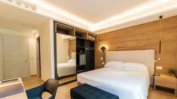 Camera Superior con letto matrimoniale o 2 letti singoli | Minibar, una cassaforte in camera, tende oscuranti, insonorizzazione