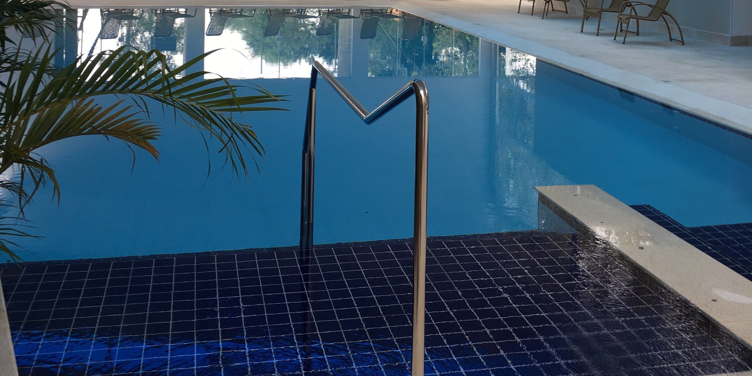 Inomhuspool och utomhuspool