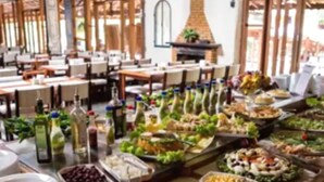 Een buffet met verschillende soorten eten en drinken.