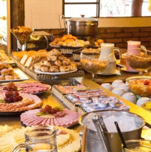 Un buffet con diversi cibi e bevande.