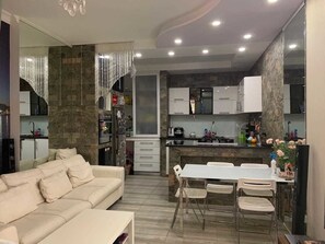 Apartment, 1 Queen Bed, Non Smoking | Private kitchenette