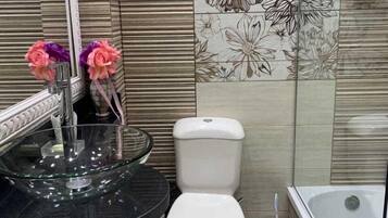 Apartment, 1 Queen Bed, Non Smoking | Bathroom