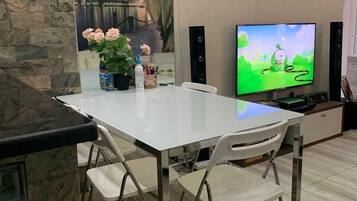 Apartemen, 1 Tempat Tidur Queen, Bebas Asap Rokok | Makan di kamar