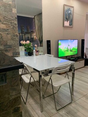 Apartemen, 1 Tempat Tidur Queen, Bebas Asap Rokok | Makan di kamar