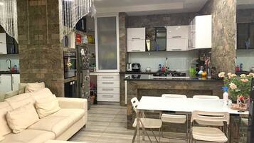 Departamento, 1 cama Queen size, para no fumadores | Cocineta privada