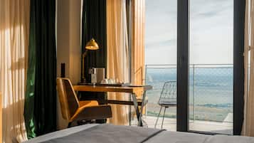 Bộ đồ giường kháng dị ứng, minibar, két bảo mật tại phòng, bàn
