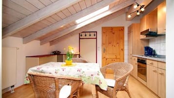 Family Apartment (Birne) | Private kitchen | Full-size fridge, microwave, oven, stovetop