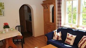 Family Apartment (Walnuss) | Living area | 27-inch flat-screen TV with satellite channels, TV