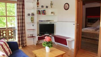 Family Apartment (Walnuss) | Ruang tamu | 27 inci televisyen skrin rata dengan satelit, TV