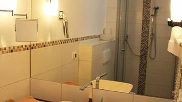 Family Apartment (Walnuss) | Bathroom | Shower, hair dryer, towels