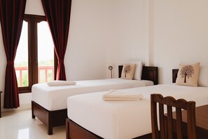 Tomannsrom – deluxe | 1 soverom, senger med overmadrass, skrivebord og blendingsgardiner