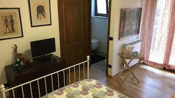 Habitación triple, varias camas | Wifi gratis y ropa de cama