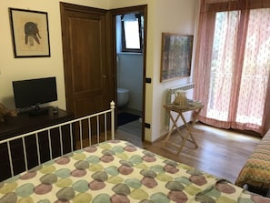 Triple Room, Multiple Beds | Free WiFi, bed sheets - Sally's B&B (Carrara)