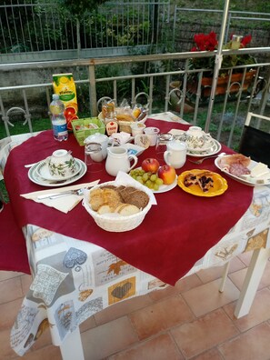 Free full breakfast - Sally's B&B (Carrara)