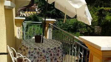 Quarto triplo, várias camas | Sacada