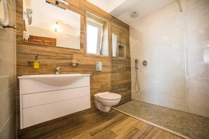 Villa | Salle de bain | Séchoir à cheveux, serviettes fournies, shampooing