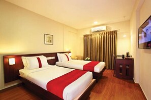 Chambre Double Deluxe, 1 très grand lit, fumeurs, vue ville | Bureau, chambres insonorisées, fer et planche à repasser