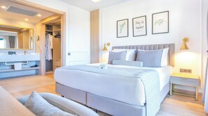 Room - Miramare Queen (Side)