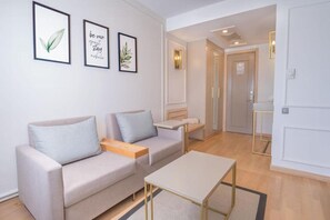 Living area - Miramare Queen (Side)