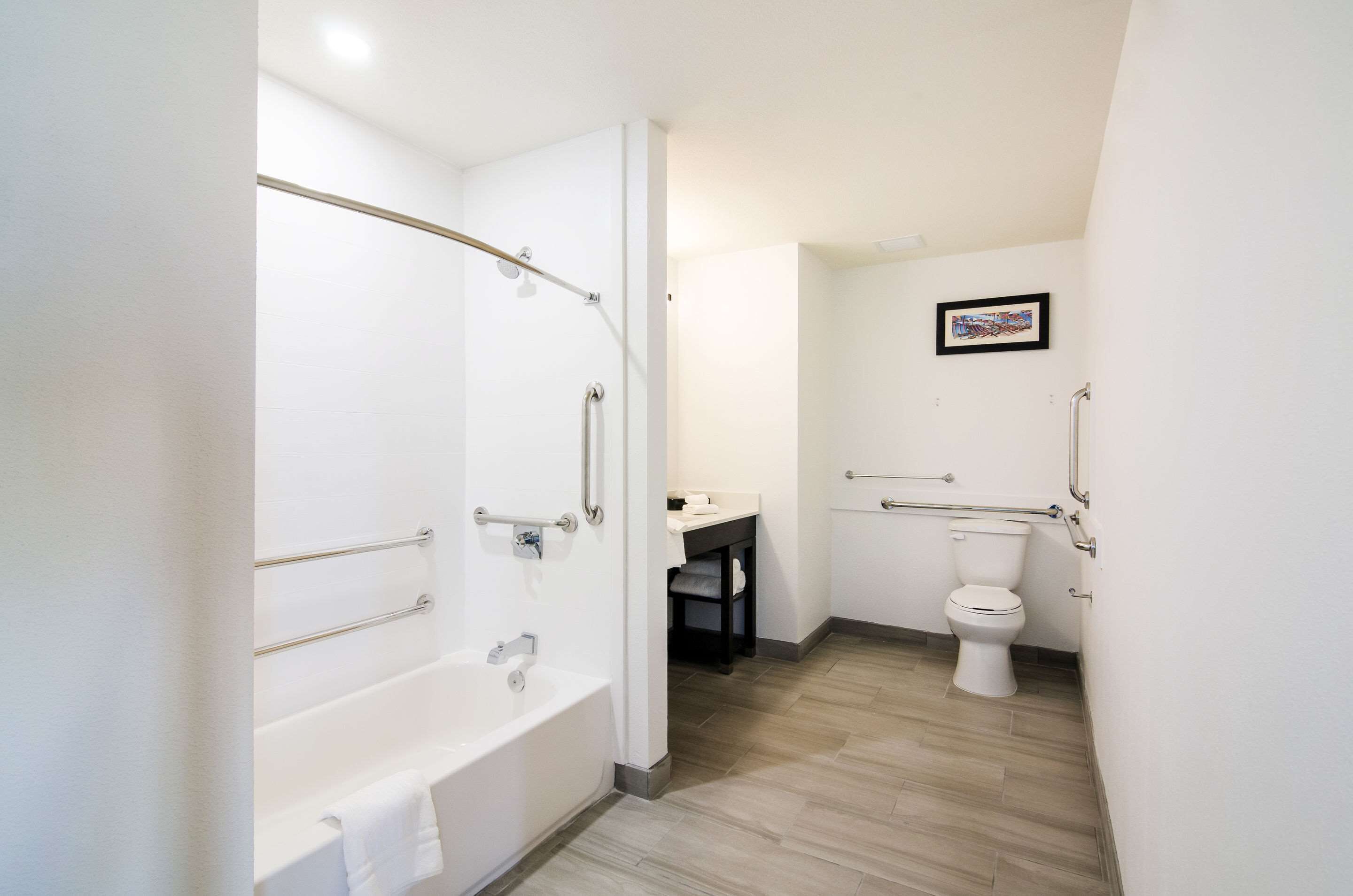 combined shower/bathtub, hair dryer, towels