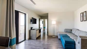 Suite, 1 kingsize-seng med sovesofa, tilgjengelighetstilpasset, ikke-røyk | Skrivebord, skrivebord for bærbar PC, blendingsgardiner og lydisolert