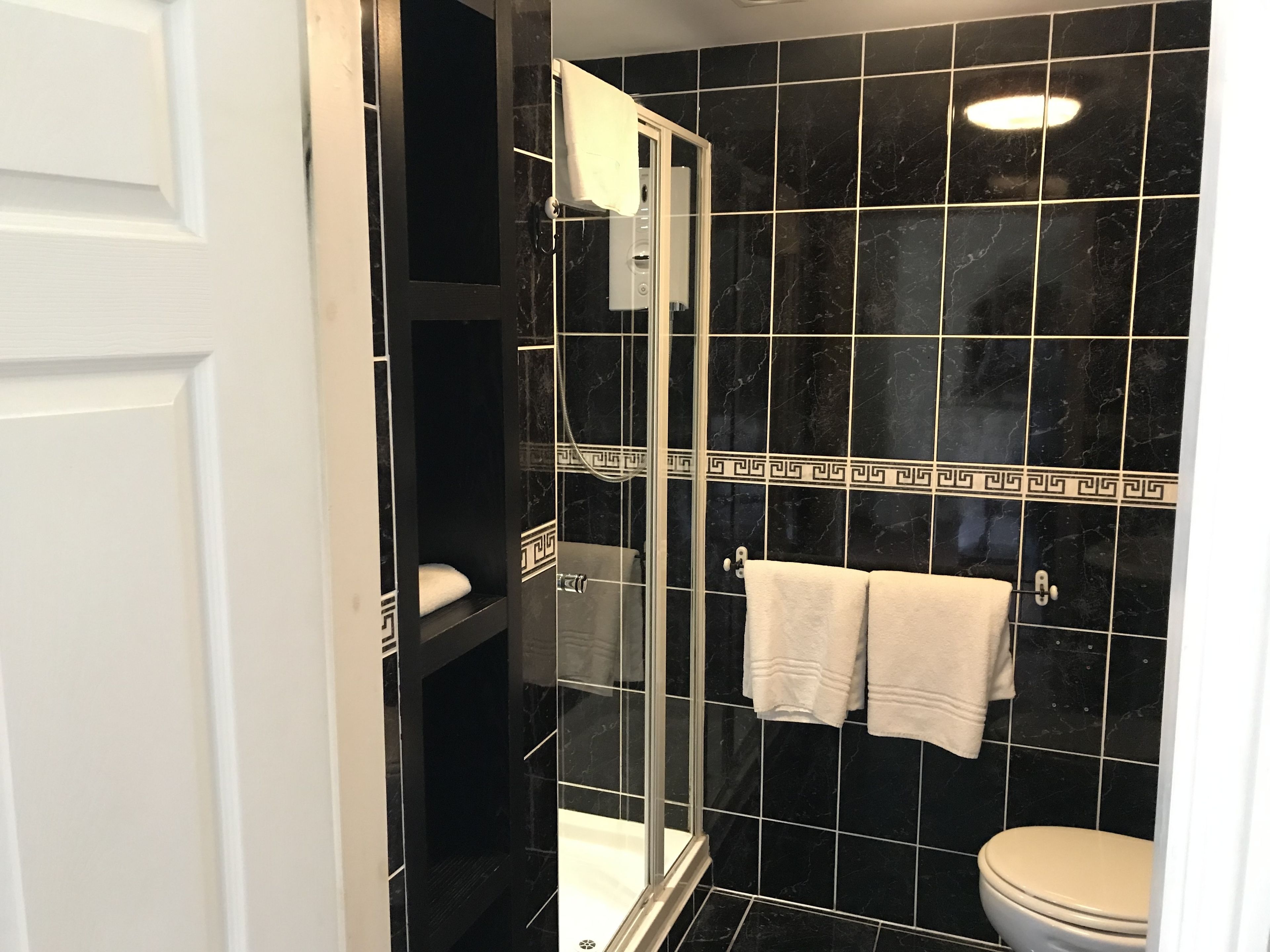 Superior Double Room, 1 Double Bed, Non Smoking | Bathroom | Shower, free toiletries, hair dryer, towels