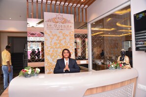 Reception - Hotel Le Grande (Chomu)
