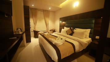 Deluxe Room, 1 Queen Bed, Non Smoking | Room amenity