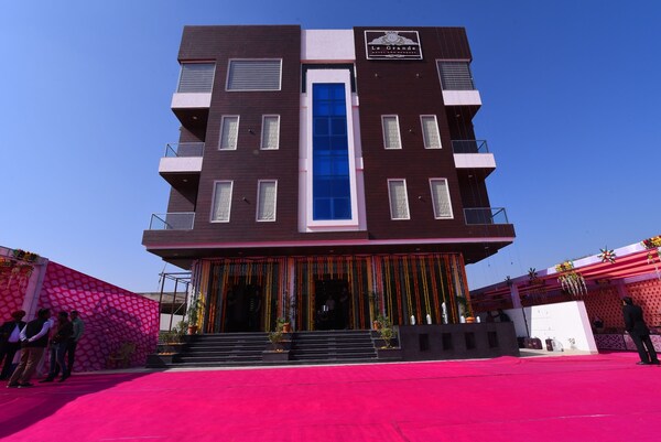 Hotel Le Grande - Chomu