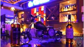 Un bar décoré avec une moto ancienne et des bouteilles de spiritueux.