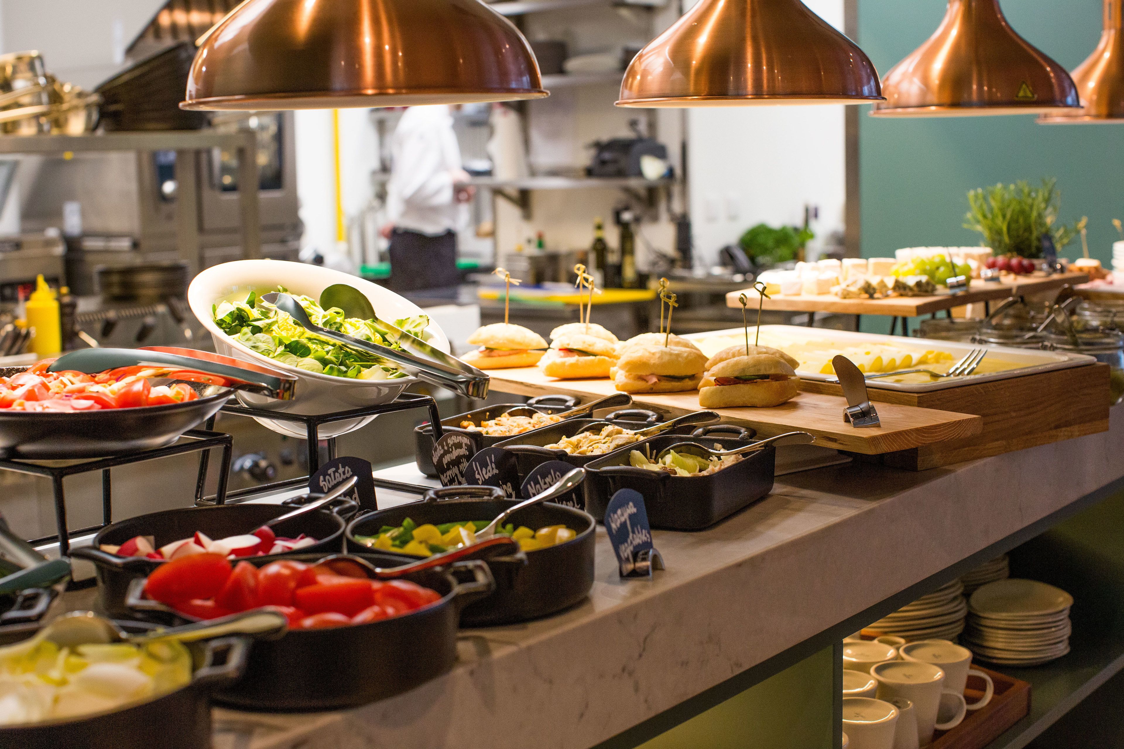 매일 뷔페 아침 식사(1인당 PLN 89)