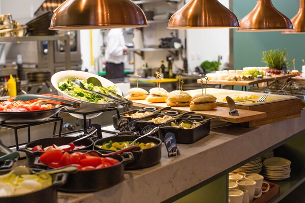 Un bufé con diversos alimentos y utensilios.