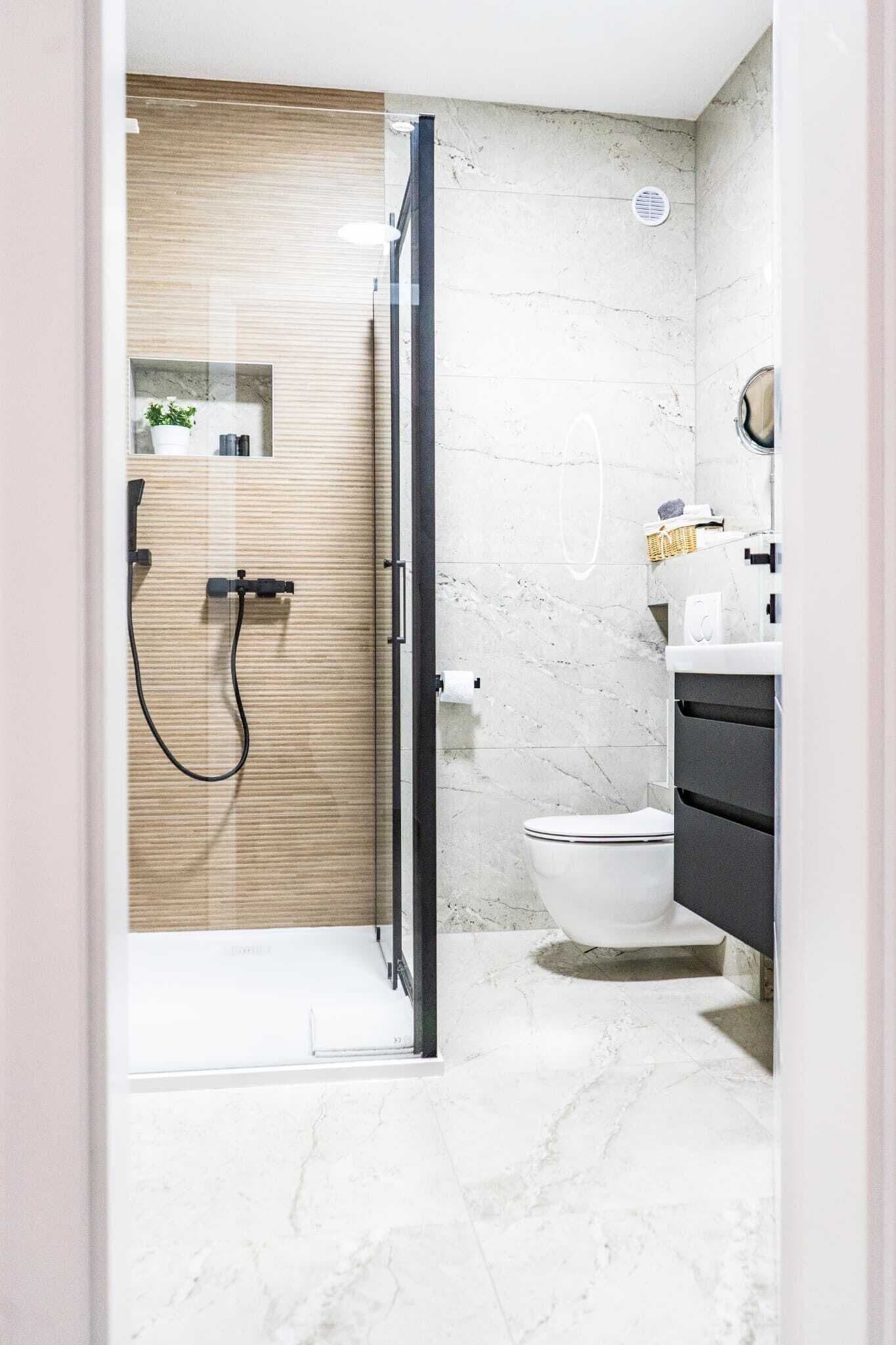 Apartment, Sea View (2) | Bathroom | Shower, free toiletries, hair dryer, towels