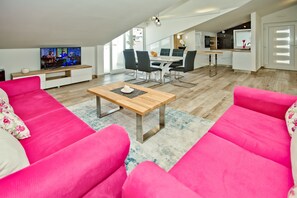 Penthouse 4 stars with Sea View | Oppholdsområde | Flatskjerm-TV