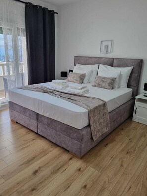 Leilighet, sjøutsikt (2) | Lydisolert, strykejern/-brett, wi-fi (inkludert) og sengetøy