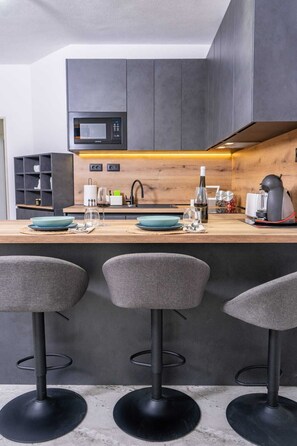 Leilighet, sjøutsikt (2) | Eget kjøkken | Kjøleskap, kokeplater, vannkoker og kjøkkenutstyr