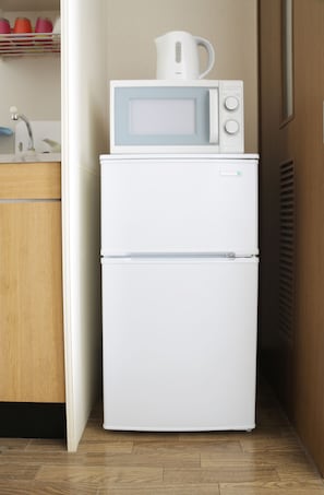 Apartamento | Cocina privada | Frigorífico, microondas, placa de cocina y hervidor eléctrico