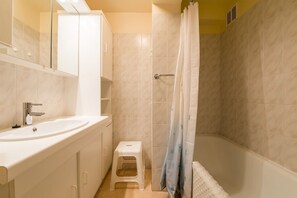 Apartment, 2 Bedrooms (Gulf Stream 101) | Bathroom