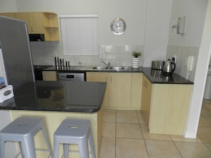 Appartement classique, non-fumeur | Cuisine privée | Réfrigérateur grande capacité avec congélateur, four à micro-ondes