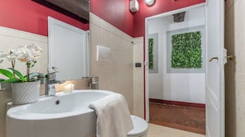 City Apartment, 2 Bedrooms | Bathroom | Shower, rainfall showerhead, hair dryer, bidet
