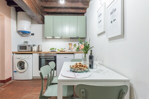 Full-sized fridge, microwave, oven, stovetop - Wine Apartments Florence Ciliegiolo (Florence)