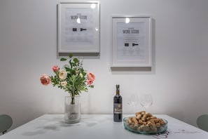 Køleskab/fryser i fuld størrelse, mikrobølgeovn, ovn, kogeplade