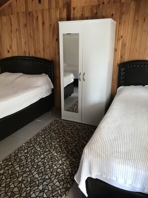 Chambre quadruple | Accès au Wi-Fi (inclus), literie fournie