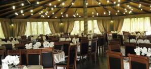 Se sirven almuerzos y cenas; cocina local; con vista al jardín