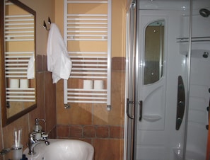 Apartment, 1 Bedroom, Ground Floor | Bathroom