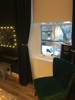 Deluxe King Room | Soundproofing, free WiFi, bed sheets