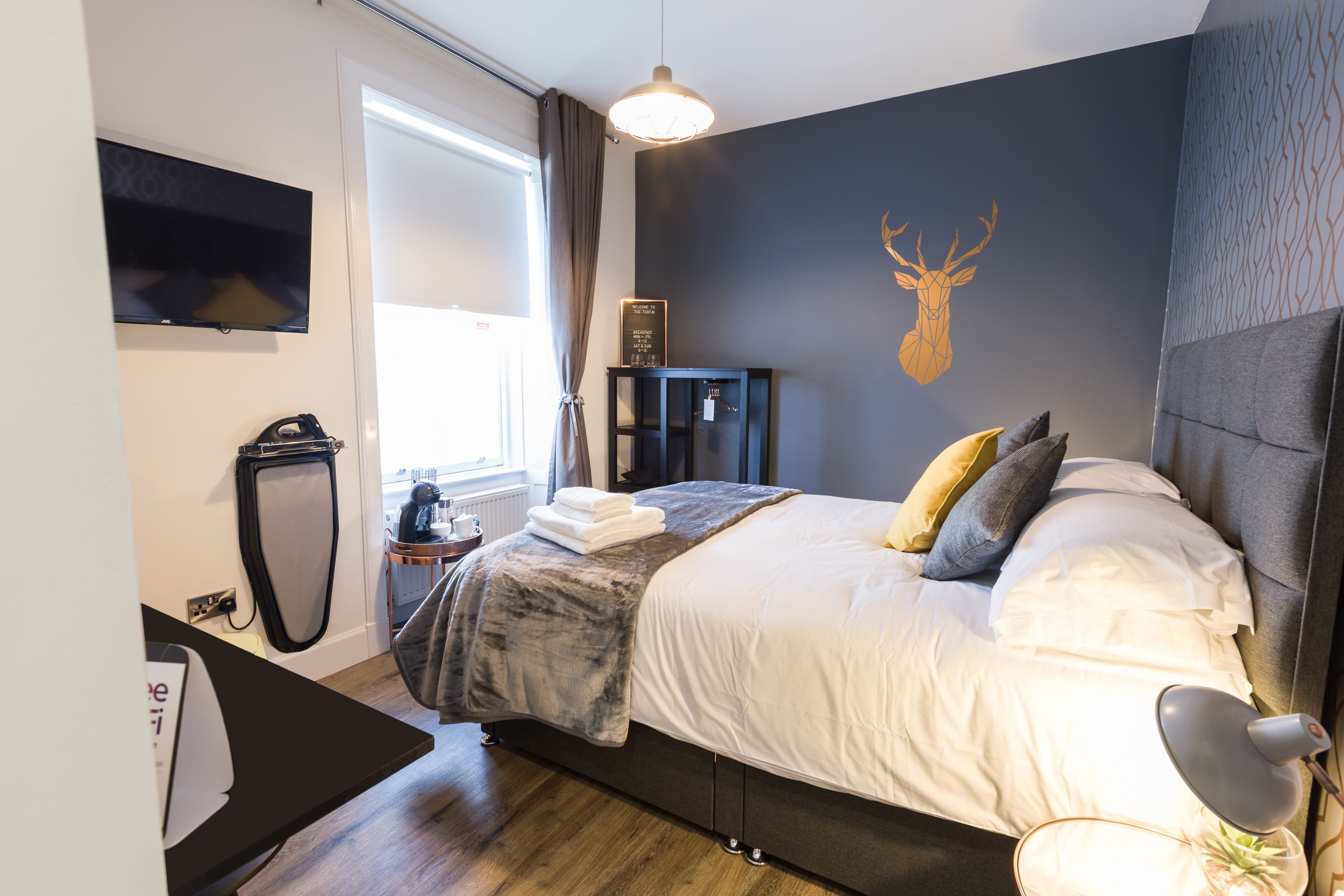 deluxe king room | soundproofing, free wifi, bed sheets
