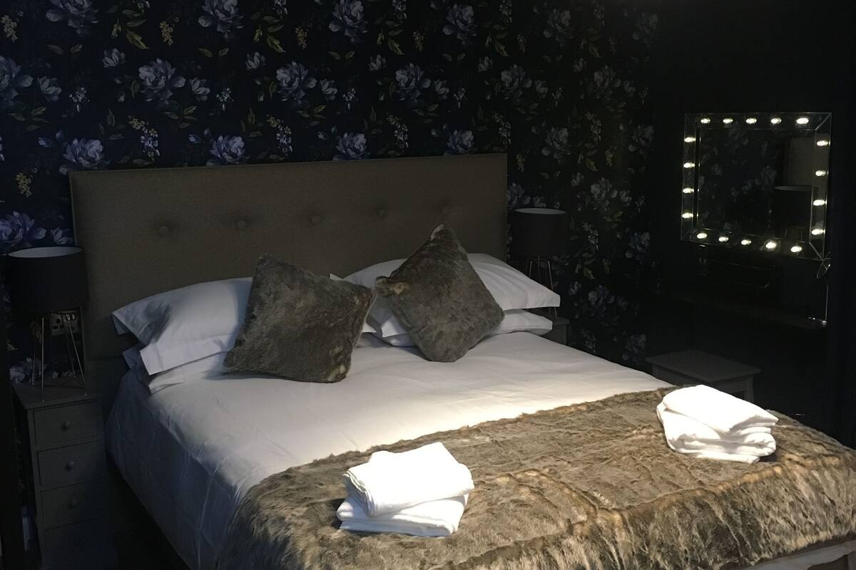 deluxe king room | soundproofing, free wifi, bed sheets